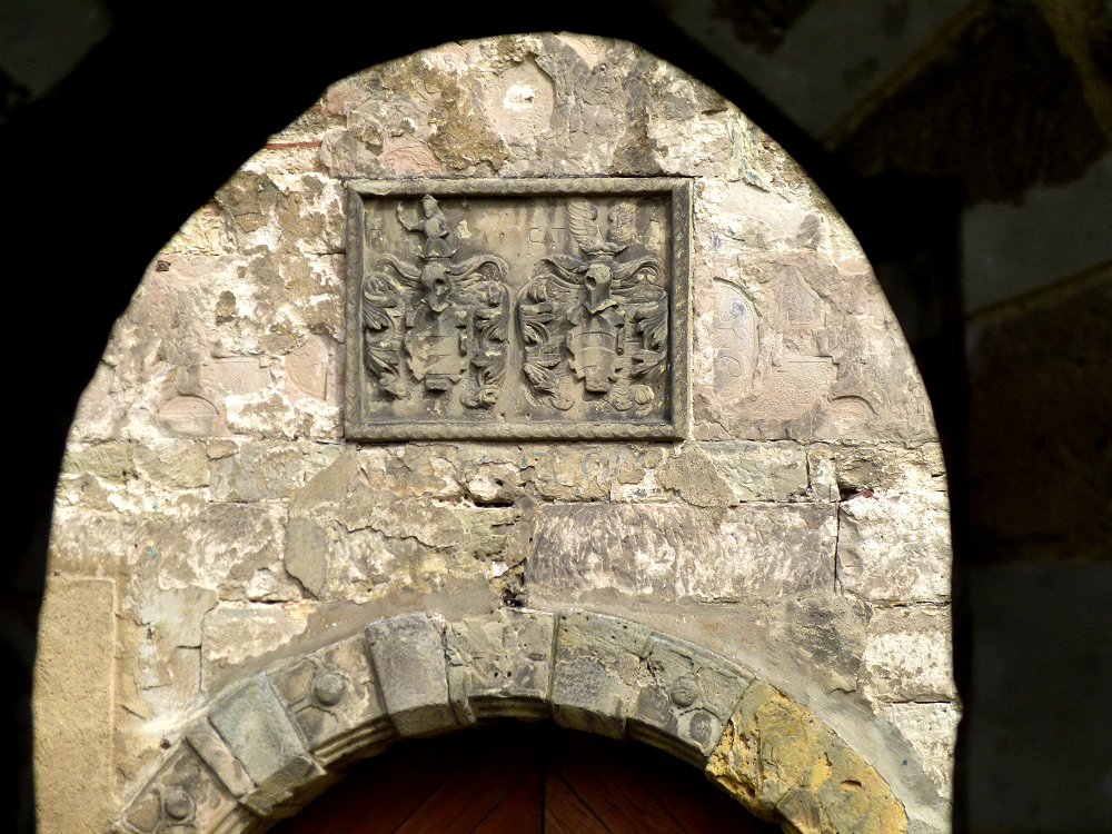 Wappenstein mit Wappentafel im Schloss Goseck