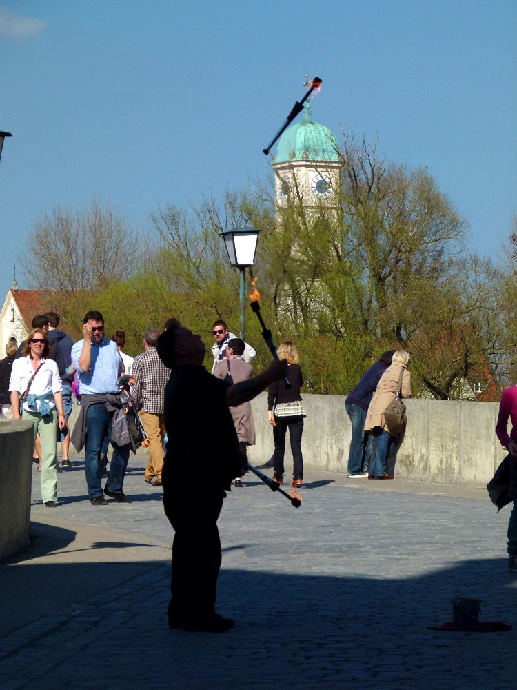 Auf der Steinernen Brücke in Regensburg