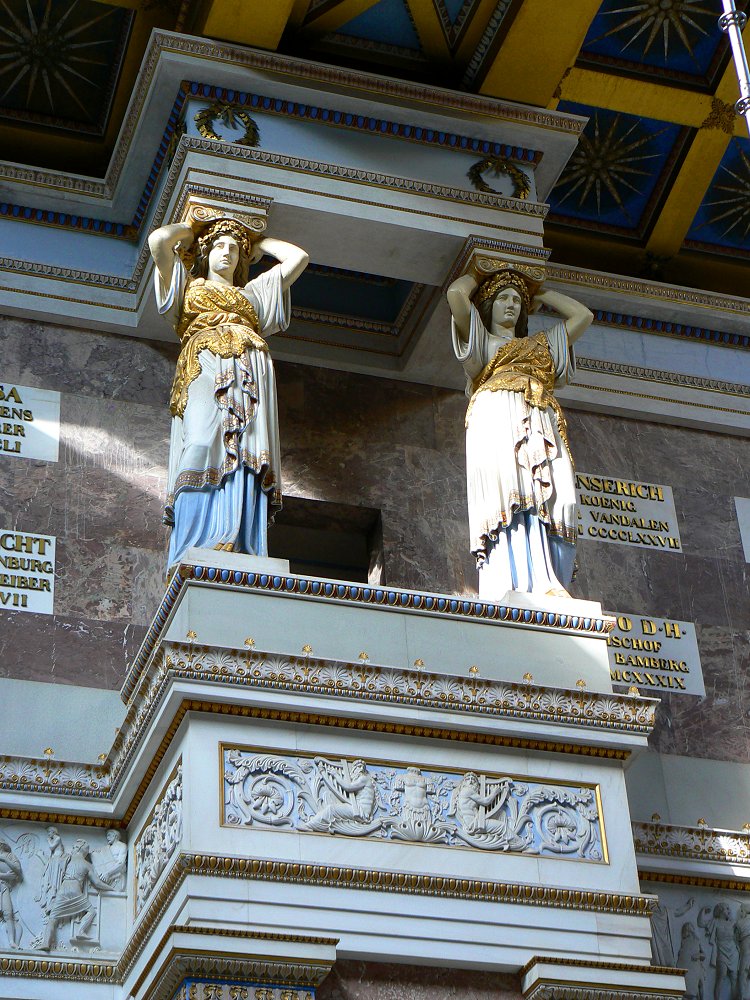 Die Empore der Walhalla mit Friesen, Balkonen und Statuen