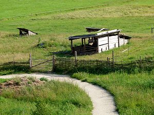 Viehweiden mit Zäunen aus Flechtwerk