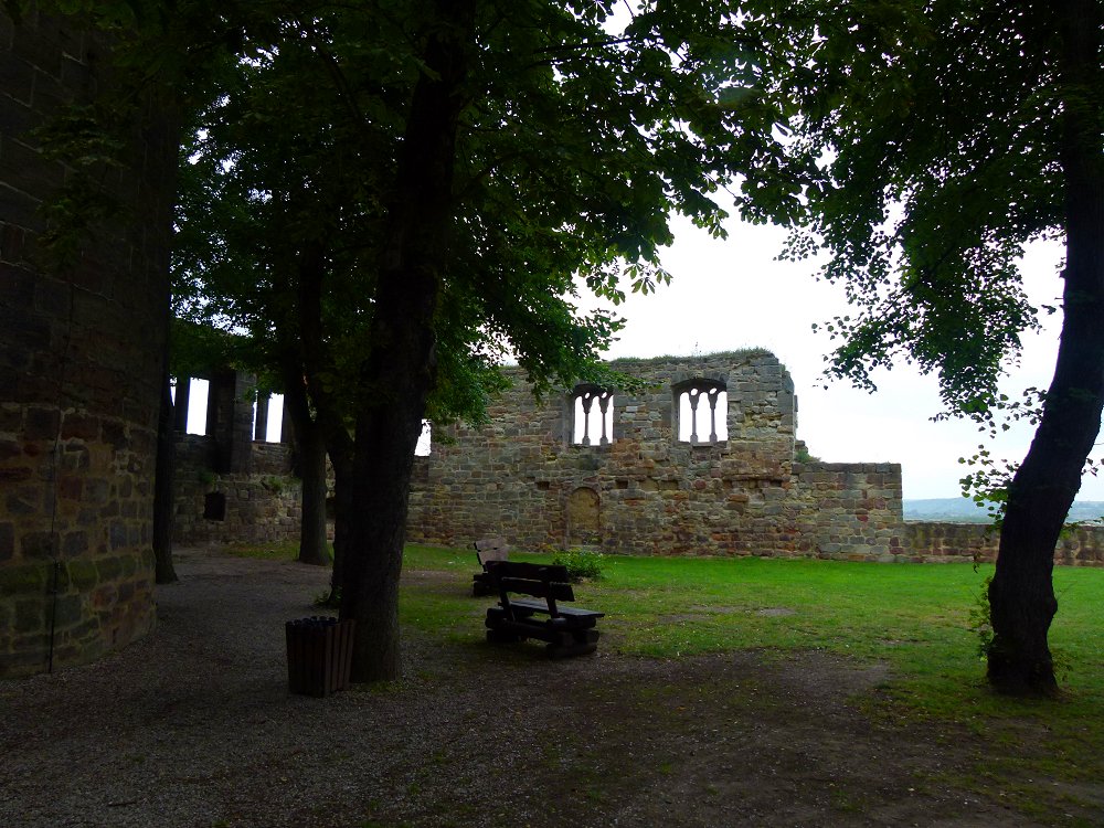 Burghof der Burgruine Schönburg