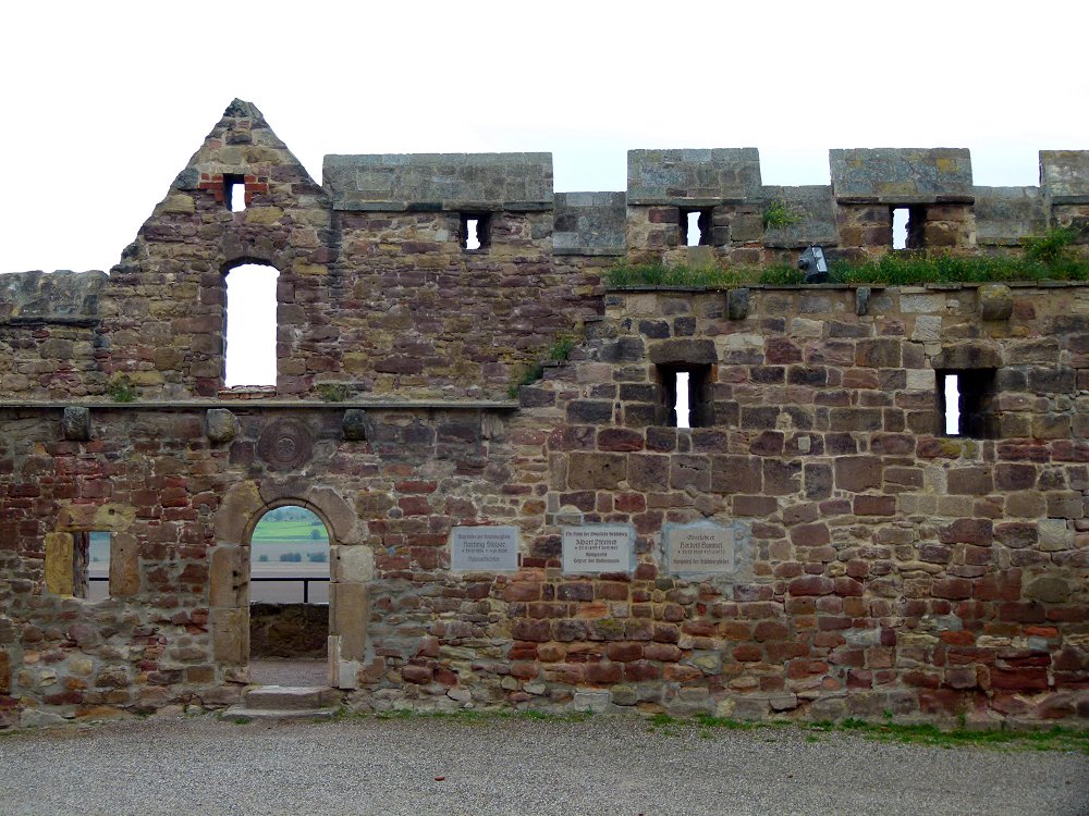 Wehrmauer der Burgruine Schönburg an der Saale