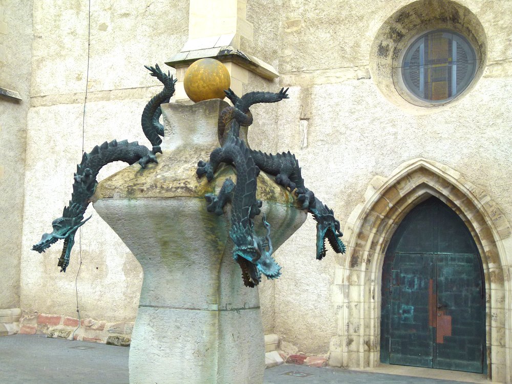 Drachenbrunnen vor der Marktkirche