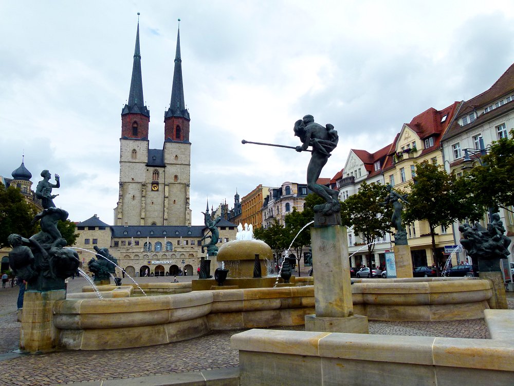 Hallmarkt und Göbel-Brunnen vor der Marktkirche St. Marien