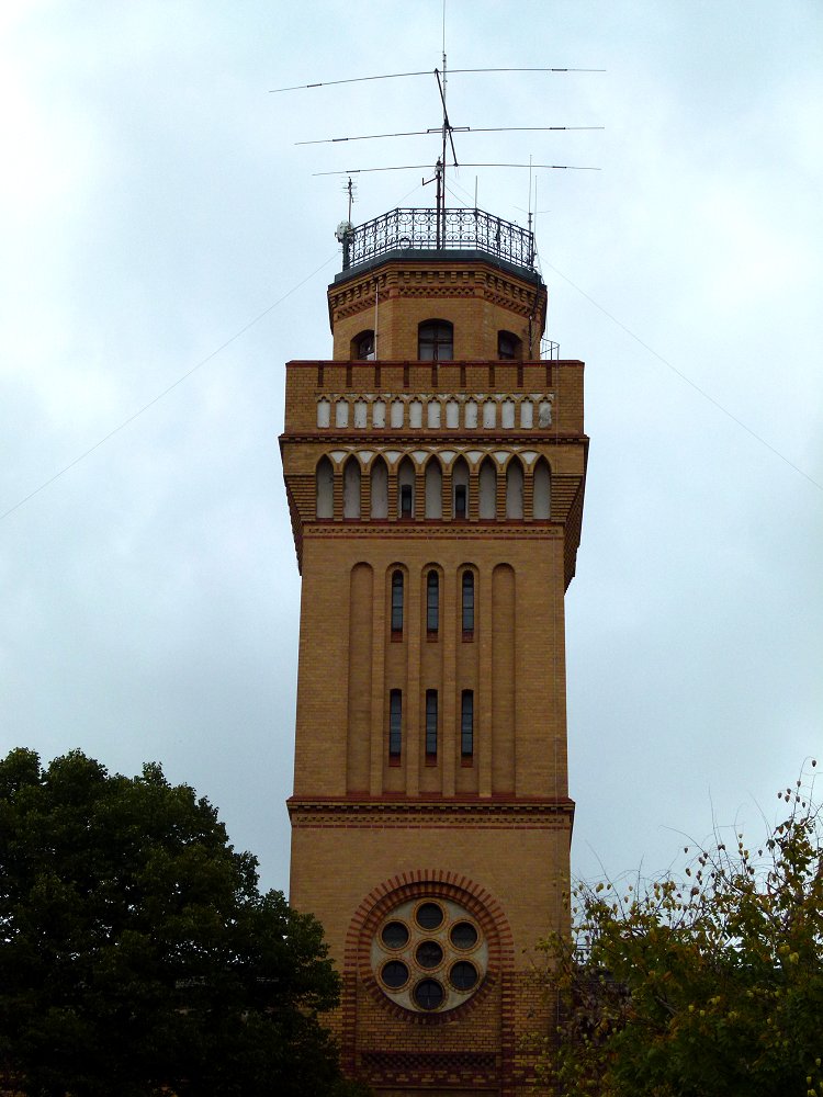 Alter Turm des Physikalischen Instituts der Universität Halle mit Kurzwellenantenne