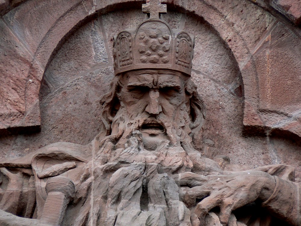 Sandsteinskulptur des Kaisers Friedrich Barbarossa