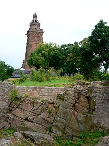 Der Kyffhäuserburgberg mit dem Kyffhäuserdenkmal
