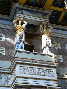 Empore mit Friesen, Balkonen und Statuen